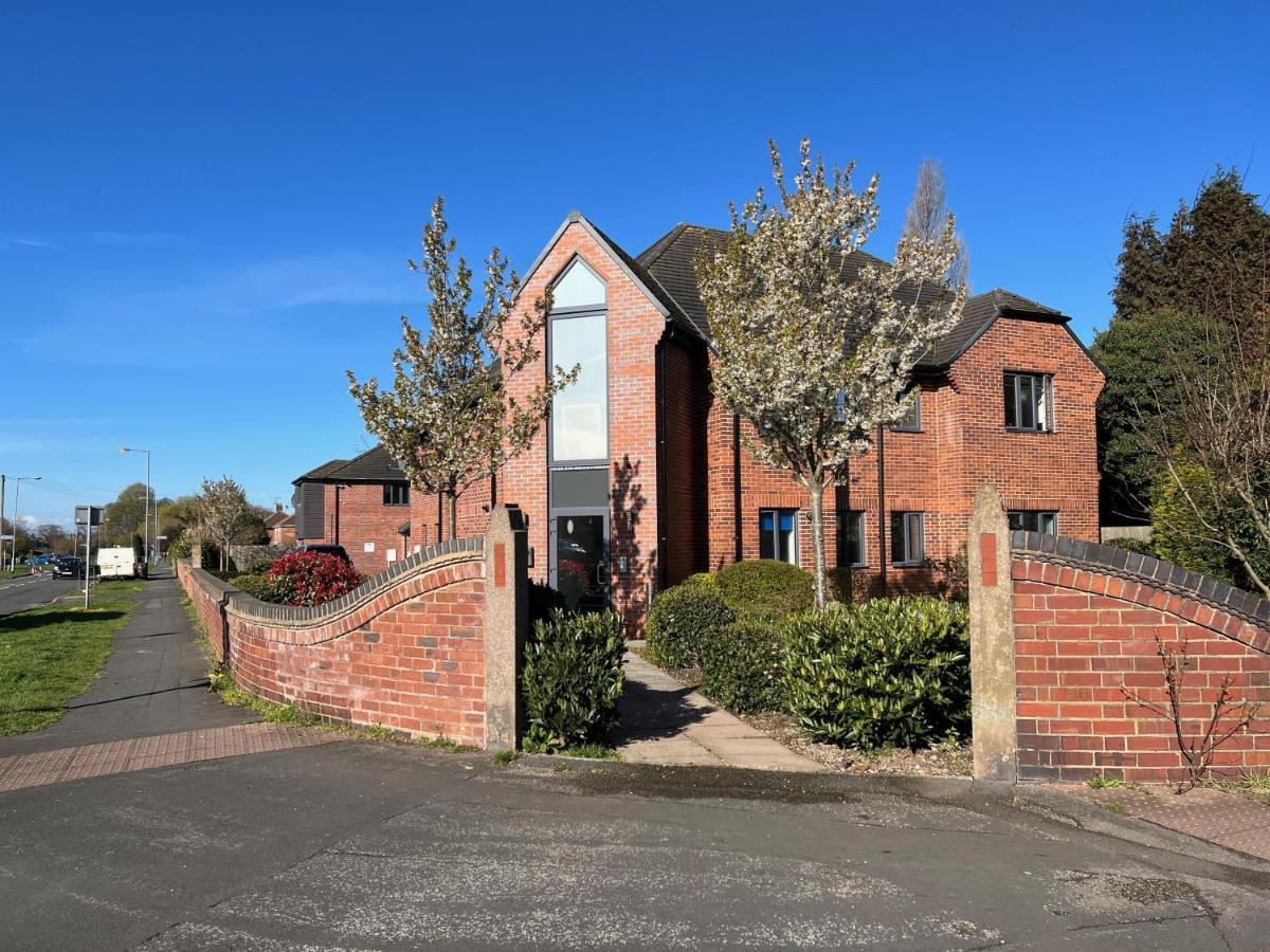 Cross Court, Stafford By Bell Apartments Esterno foto