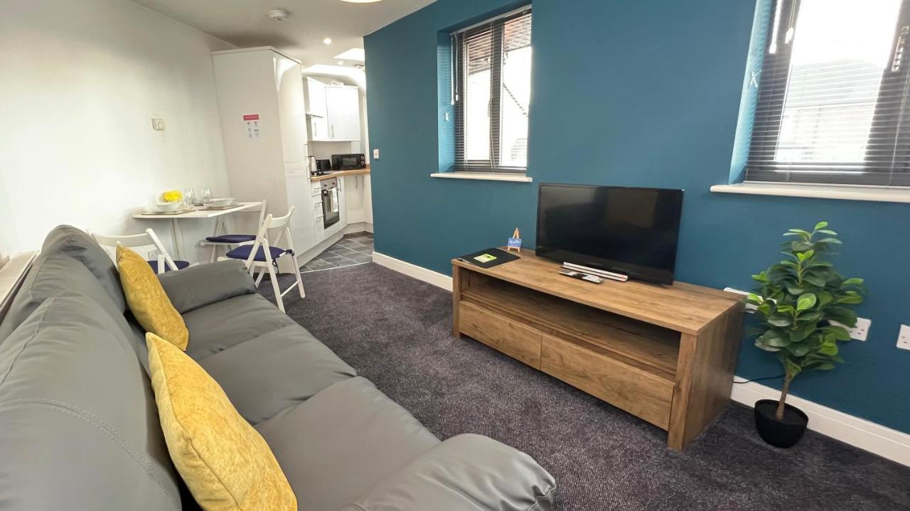 Cross Court, Stafford By Bell Apartments Esterno foto