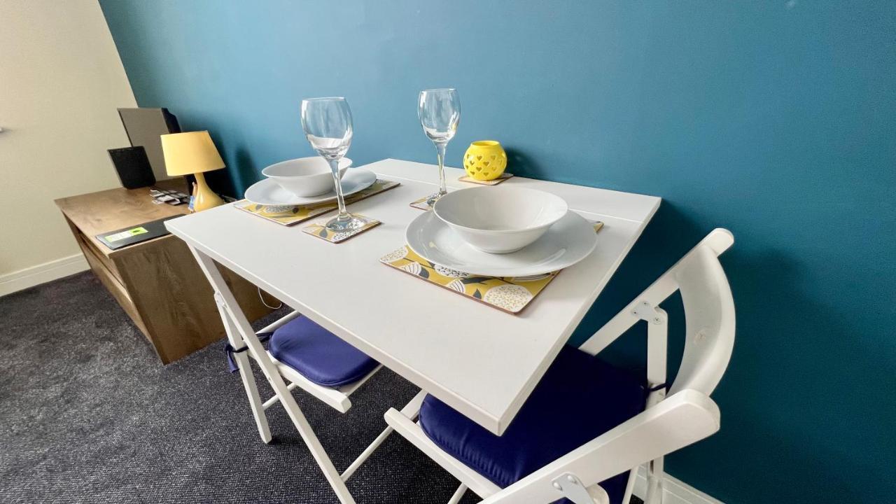 Cross Court, Stafford By Bell Apartments Esterno foto