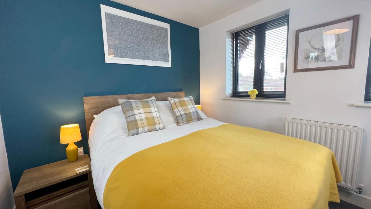 Cross Court, Stafford By Bell Apartments Esterno foto