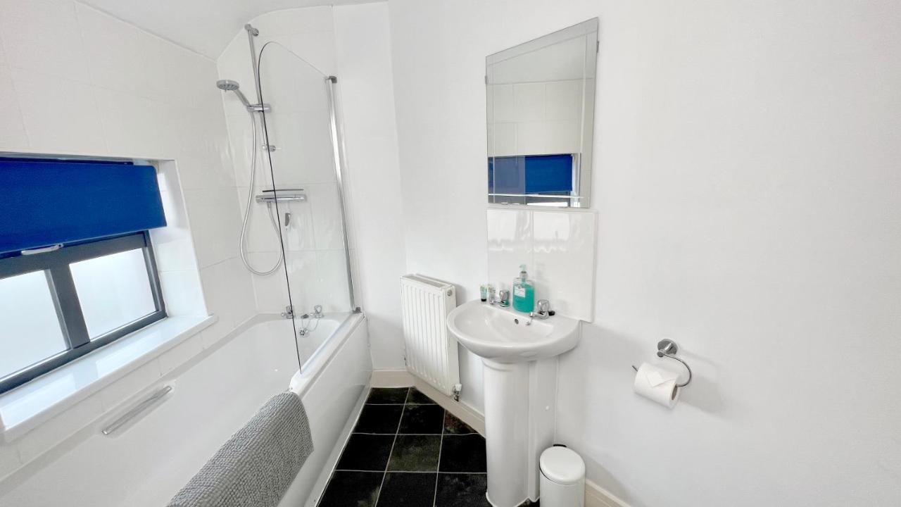Cross Court, Stafford By Bell Apartments Esterno foto