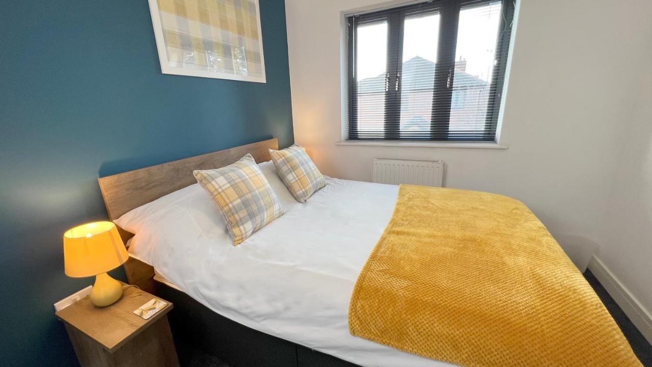 Cross Court, Stafford By Bell Apartments Esterno foto