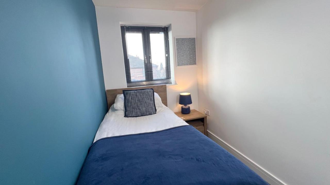 Cross Court, Stafford By Bell Apartments Esterno foto