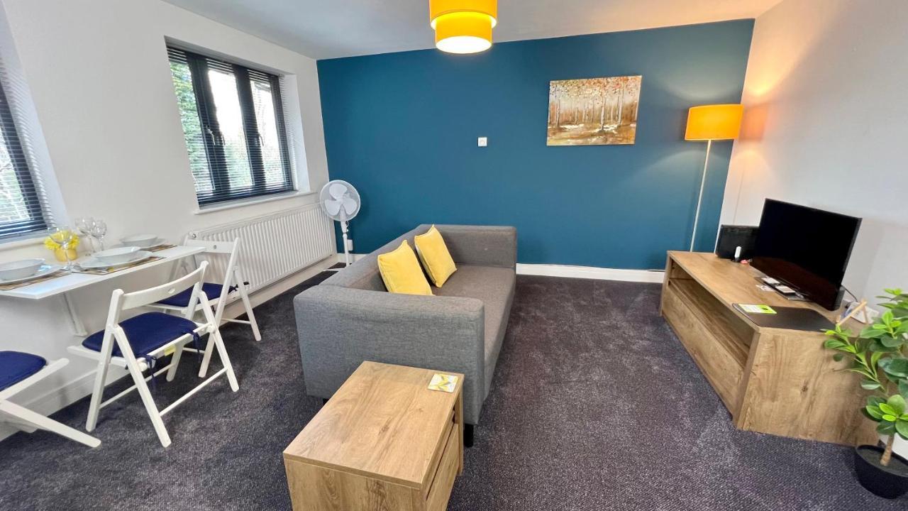 Cross Court, Stafford By Bell Apartments Esterno foto