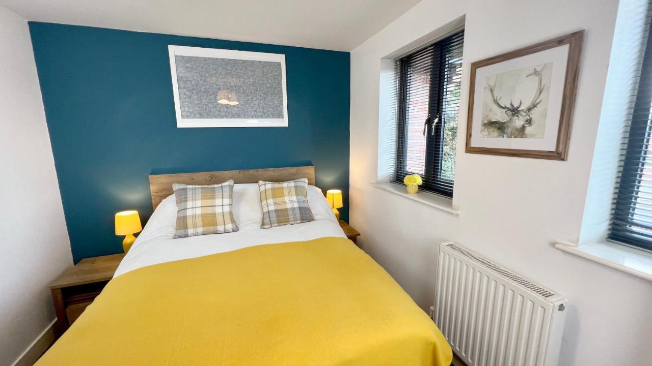 Cross Court, Stafford By Bell Apartments Esterno foto