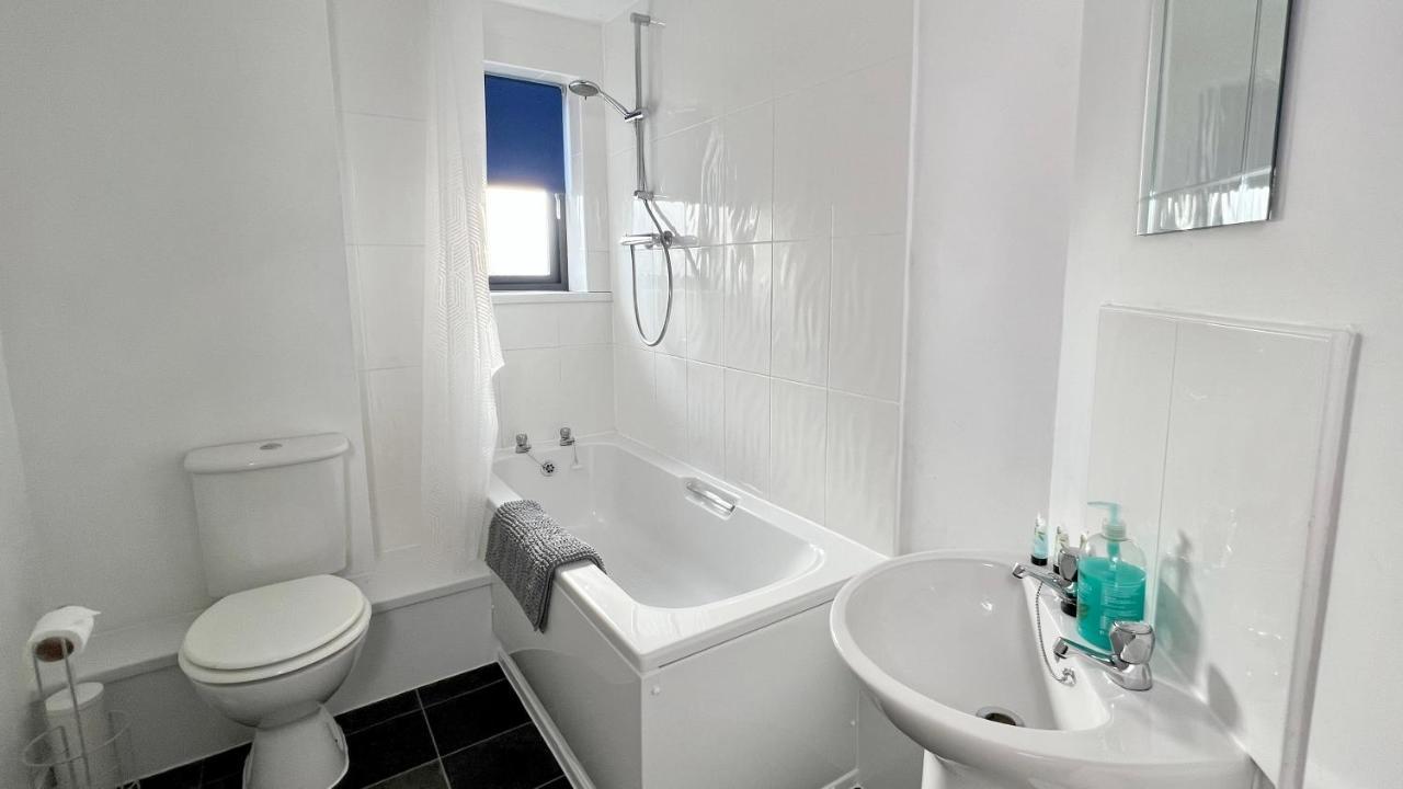 Cross Court, Stafford By Bell Apartments Esterno foto