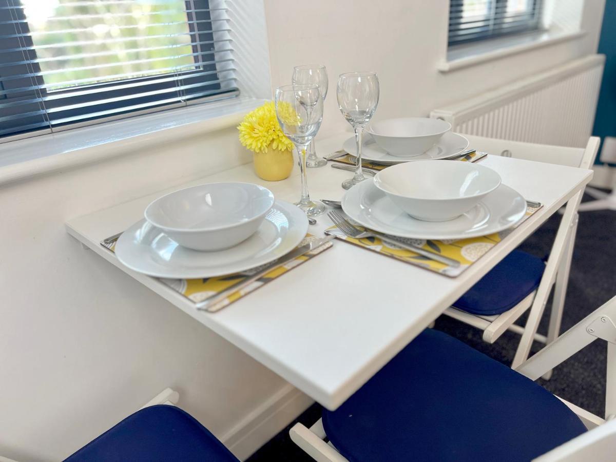 Cross Court, Stafford By Bell Apartments Esterno foto