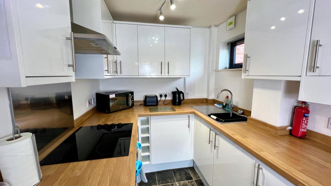 Cross Court, Stafford By Bell Apartments Esterno foto
