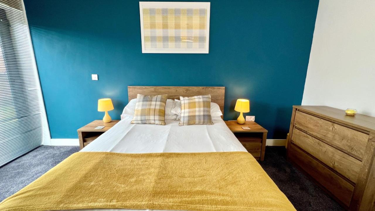 Cross Court, Stafford By Bell Apartments Esterno foto