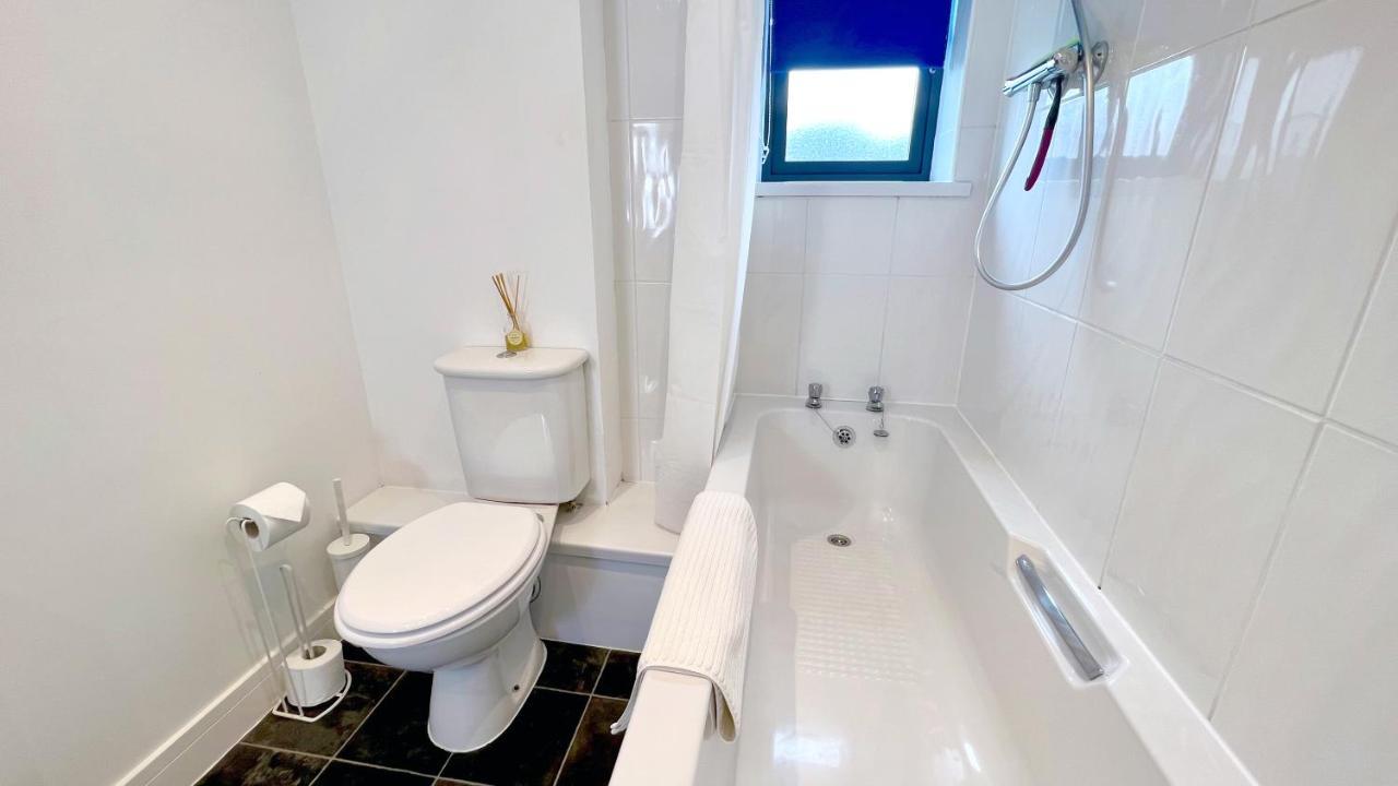 Cross Court, Stafford By Bell Apartments Esterno foto