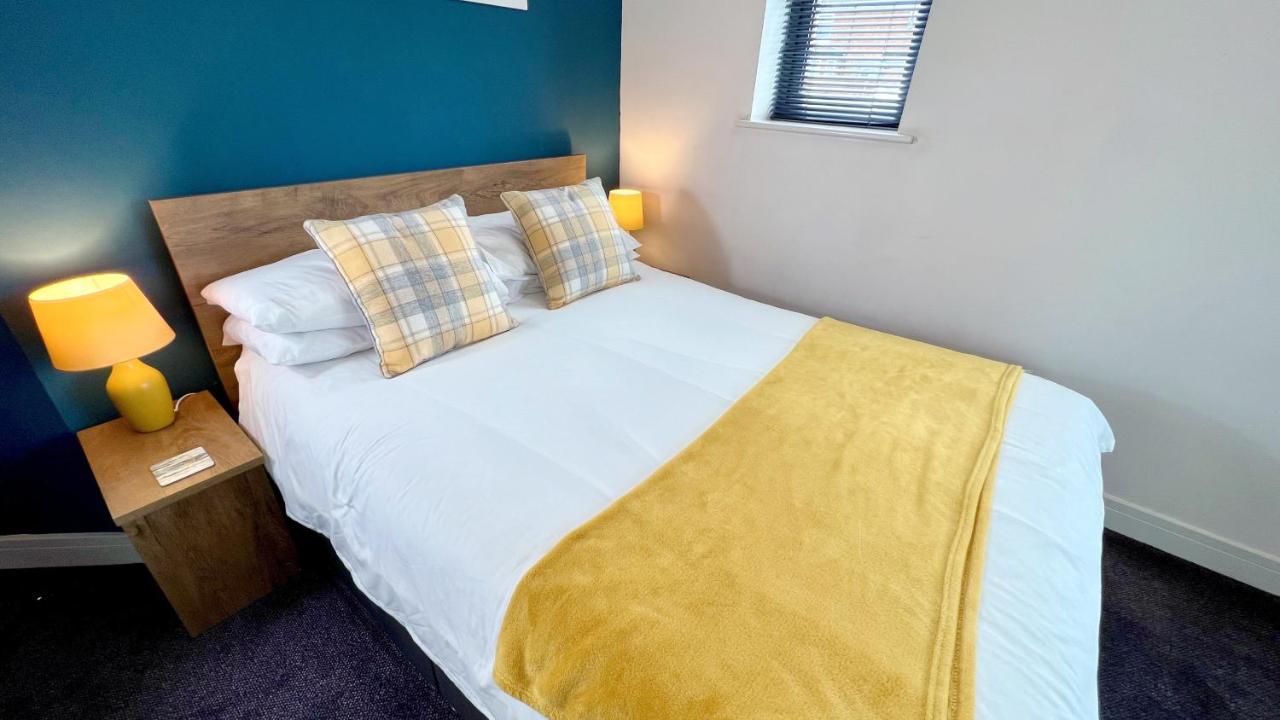 Cross Court, Stafford By Bell Apartments Esterno foto