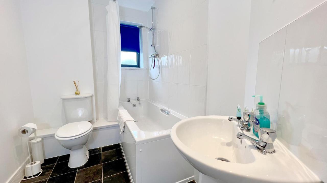 Cross Court, Stafford By Bell Apartments Esterno foto