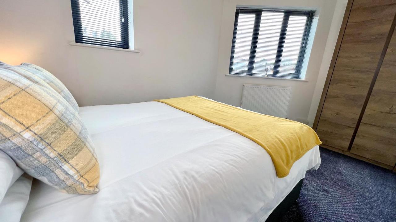 Cross Court, Stafford By Bell Apartments Esterno foto