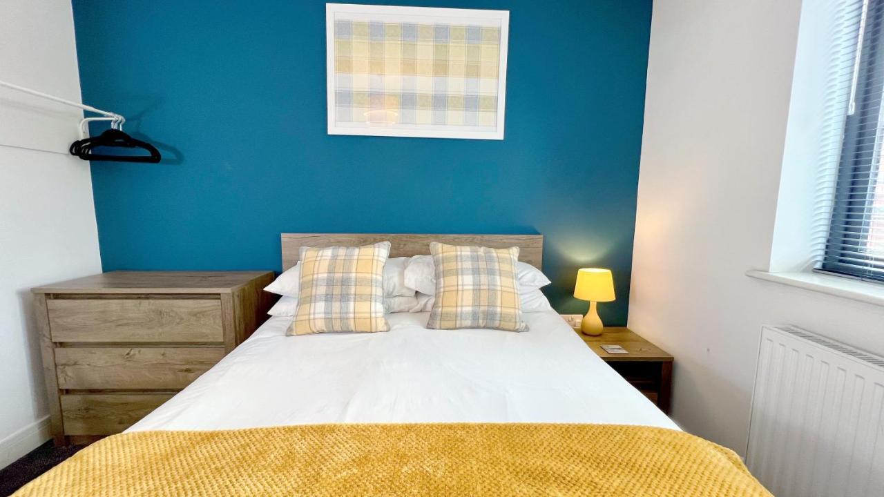 Cross Court, Stafford By Bell Apartments Esterno foto