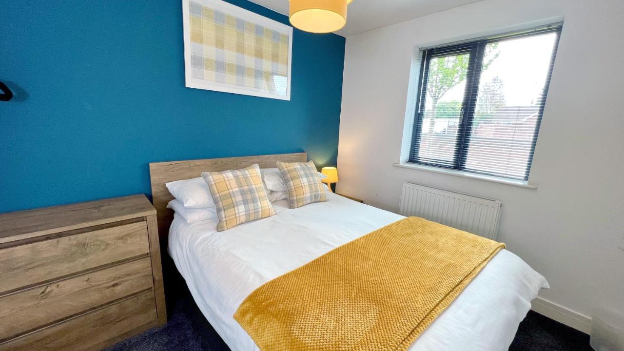 Cross Court, Stafford By Bell Apartments Esterno foto